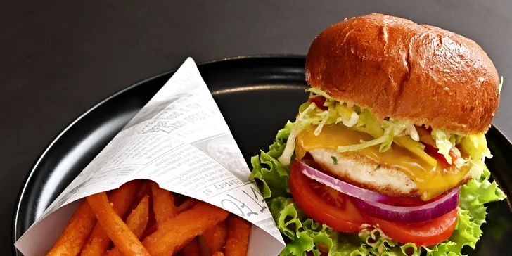 Burger s hovězím či kuřecím i příloha dle výběru: klasik, se sýrem i s chilli
