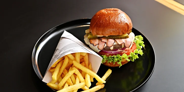Burger s hovězím či kuřecím i příloha dle výběru: klasik, se sýrem i s chilli