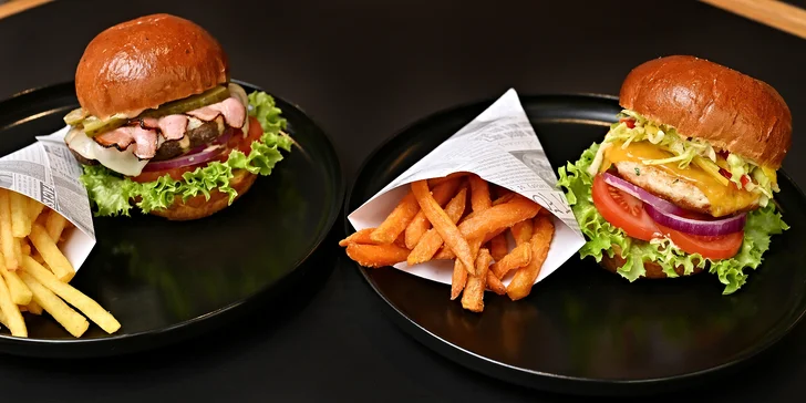 Burger s hovězím či kuřecím i příloha dle výběru: klasik, se sýrem i s chilli