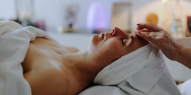 Kosmetická péče pro mladistvou i zralou pleť nebo hydratační ošetření