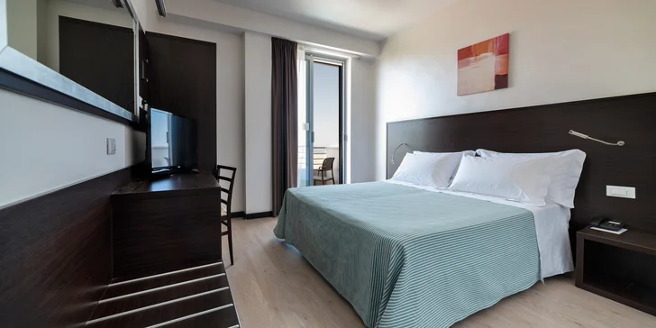 Italská siesta a relax: 4* moderní hotel u pláže, snídaně i polopenze, bazény