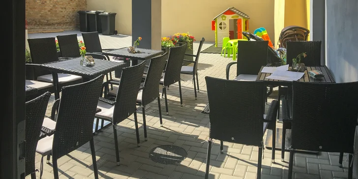 Nepřiobjednat si nějaký zákusek, to by byl rozhodně hřích! Obzvlášť, když s ním můžete posedět na zahrádce. 