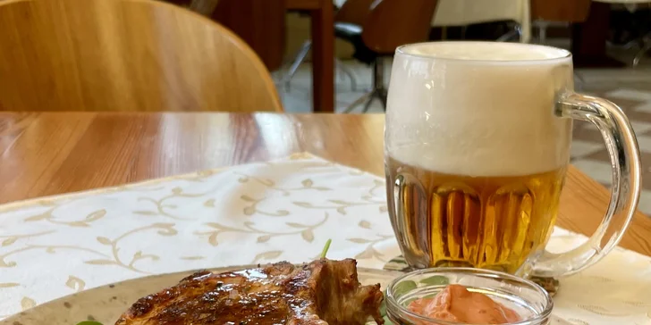 Křídla, steak, hamburger s hranolky, koleno či žebra na grilu pro 1 i 2 osoby