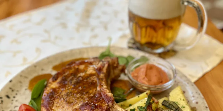 Křídla, steak, hamburger s hranolky, koleno či žebra na grilu pro 1 i 2 osoby