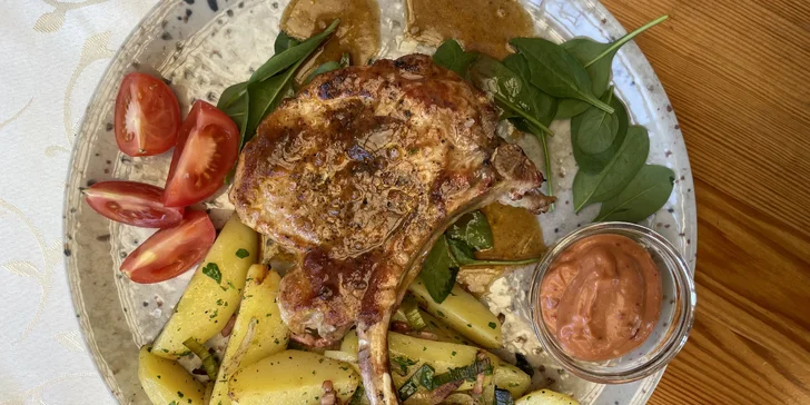 Křídla, steak, hamburger s hranolky, koleno či žebra na grilu pro 1 i 2 osoby