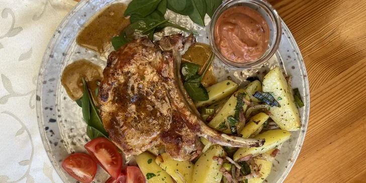 Křídla, steak, hamburger s hranolky, koleno či žebra na grilu pro 1 i 2 osoby
