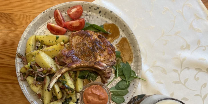 Křídla, steak, hamburger s hranolky, koleno či žebra na grilu pro 1 i 2 osoby