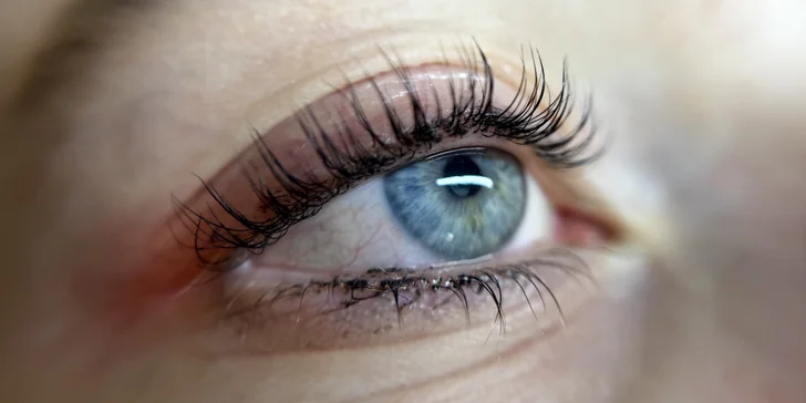 Laminace a barvení obočí a lashlifting pro krásně natočené řasy
