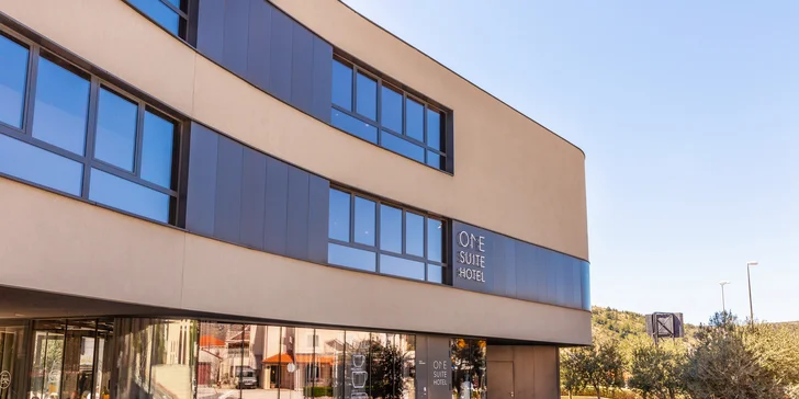 Dovolená u Dubrovníku: hotel kousek od pláže, snídaně i střešní bazén