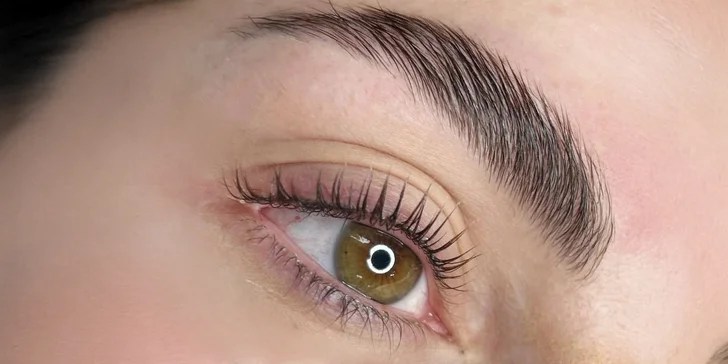 Pro dokonalý pohled: lash lifting či prodloužení řas i laminace obočí vč. barvení