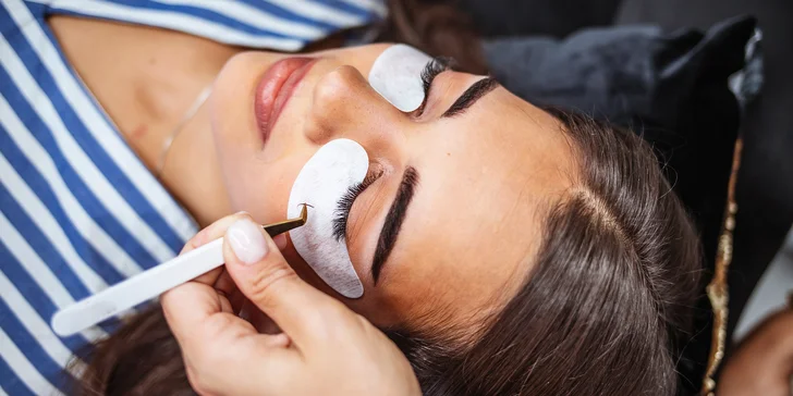 Pro dokonalý pohled: lash lifting či prodloužení řas i laminace obočí vč. barvení
