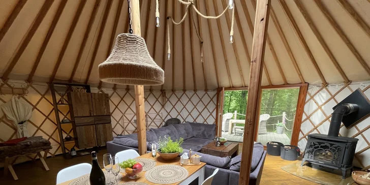 Relax v podhůří Beskyd: pobyt v moderní jurtě s privátní saunou a snídaní až pro 4 osoby