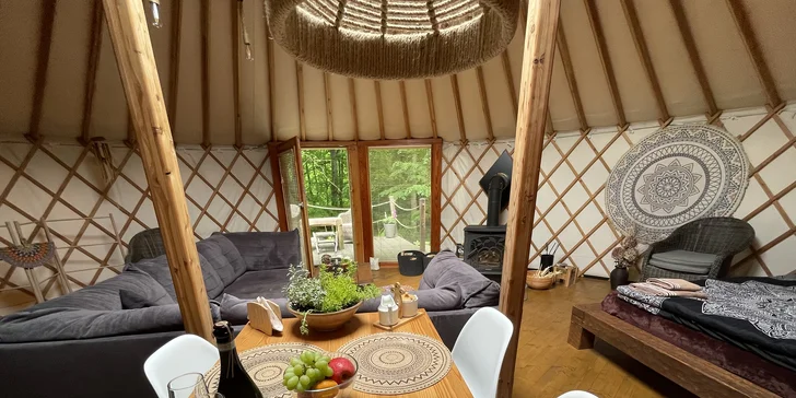 Relax v podhůří Beskyd: pobyt v moderní jurtě s privátní saunou a snídaní až pro 4 osoby