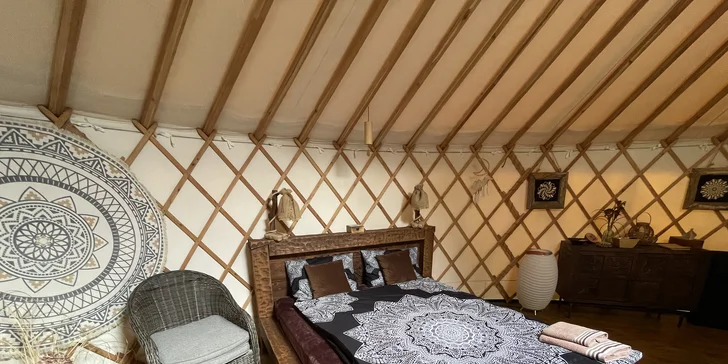 Relax v podhůří Beskyd: pobyt v moderní jurtě s privátní saunou a snídaní až pro 4 osoby