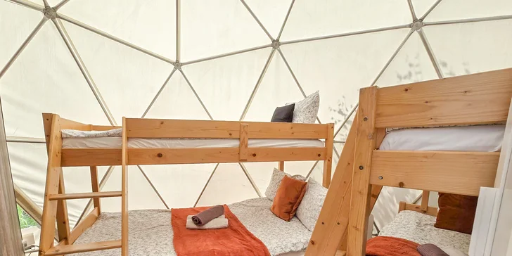 Rodinný resort u zábavního parku Energylandia: domky či kupole s terasou i vířivkou, bazény a snídaně