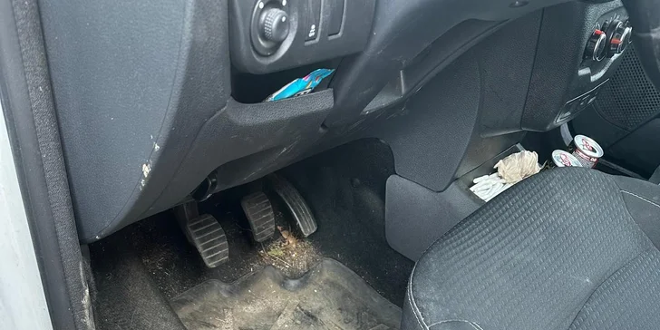 Ruční čištění karoserie s tepováním sedaček a rozleštěním laku