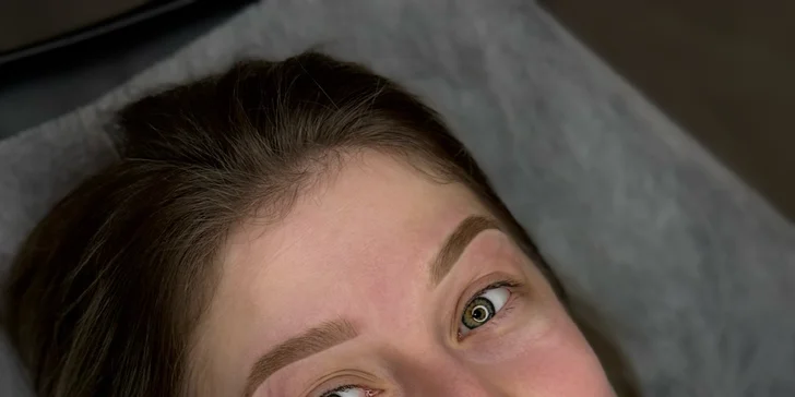 Permanentní make-up meziřasové linky, rtů či obočí pudrovou metodou