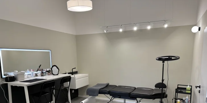 Permanentní make-up meziřasové linky, rtů či obočí pudrovou metodou