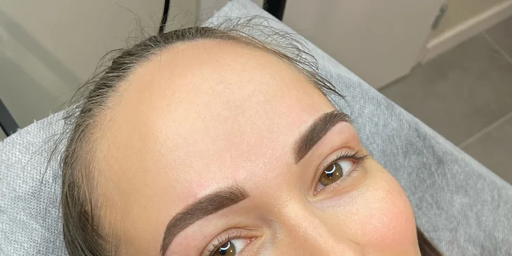 Permanentní make-up meziřasové linky, rtů či obočí pudrovou metodou