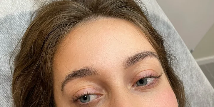 Permanentní make-up meziřasové linky, rtů či obočí pudrovou metodou