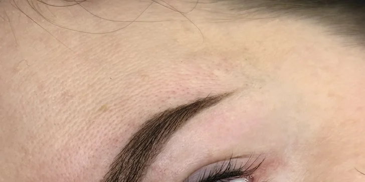 Permanentní make-up meziřasové linky, rtů či obočí pudrovou metodou