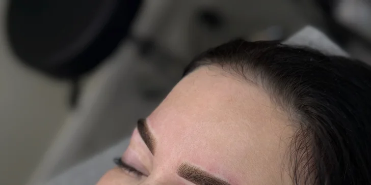 Permanentní make-up meziřasové linky, rtů či obočí pudrovou metodou