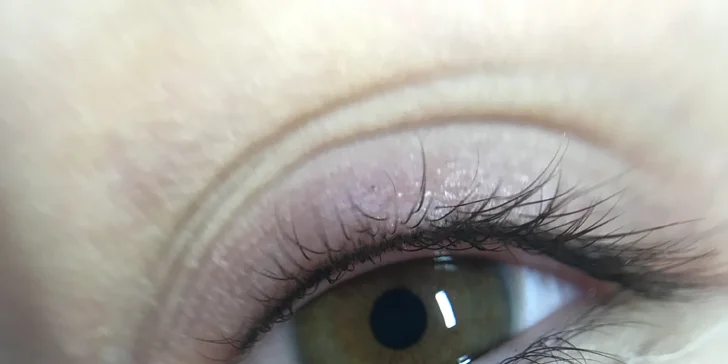 Permanentní make-up meziřasové linky, rtů či obočí pudrovou metodou
