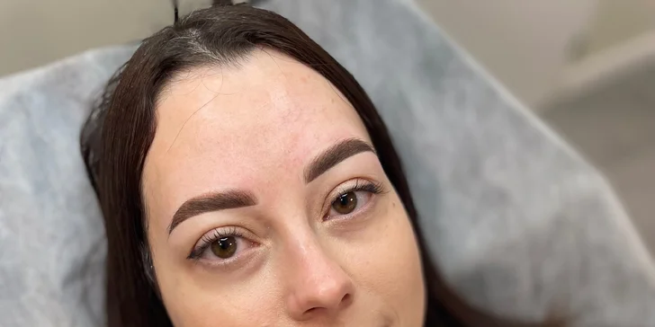 Permanentní make-up meziřasové linky, rtů či obočí pudrovou metodou