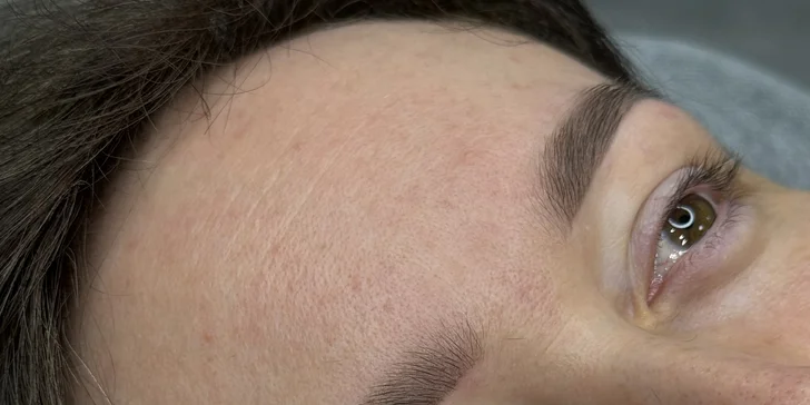 Permanentní make-up meziřasové linky, rtů či obočí pudrovou metodou