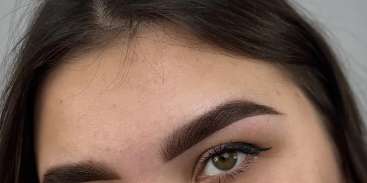 Permanentní make-up meziřasové linky, rtů či obočí pudrovou metodou