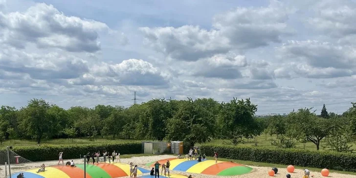 Celodenní vstup na trampolíny, hopsakoule a vodní postel i limonáda pro dva