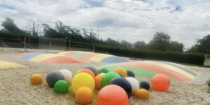 Celodenní vstup na trampolíny, hopsakoule a vodní postel i limonáda pro dva