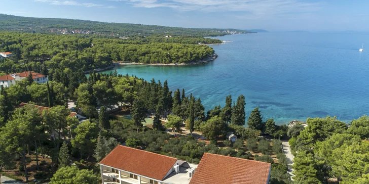 Chorvatský ostrov Brač: hotel přímo u pláže, bazén, snídaně či polopenze, dítě zdarma