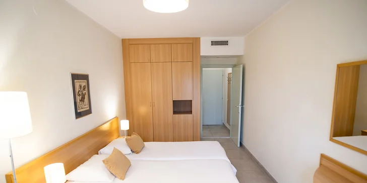 Chorvatský ostrov Brač: hotel přímo u pláže, bazén, snídaně či polopenze, dítě zdarma