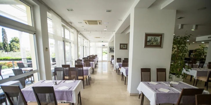 Chorvatský ostrov Brač: hotel přímo u pláže, bazén, snídaně či polopenze, dítě zdarma
