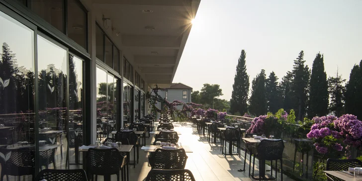 Chorvatský ostrov Brač: hotel přímo u pláže, bazén, snídaně či polopenze, dítě zdarma
