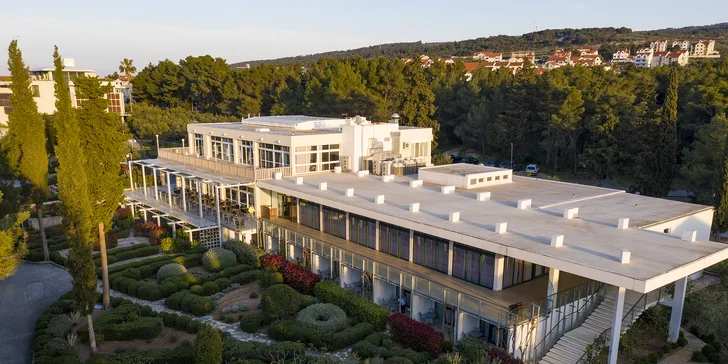 Chorvatský ostrov Brač: hotel přímo u pláže, bazén, snídaně či polopenze, dítě zdarma