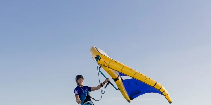 Vyzkoušejte wing-surfing: 2hod. kurz vč. zapůjčení vybavení pro 1 či 2 osoby