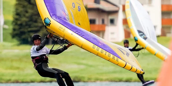 Vyzkoušejte wing-surfing: 2hod. kurz vč. zapůjčení vybavení pro 1 či 2 osoby