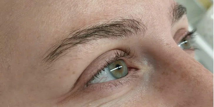 Dopřejte si oslnivý pohled: úprava obočí vč. barvení, lash lifting i laminace