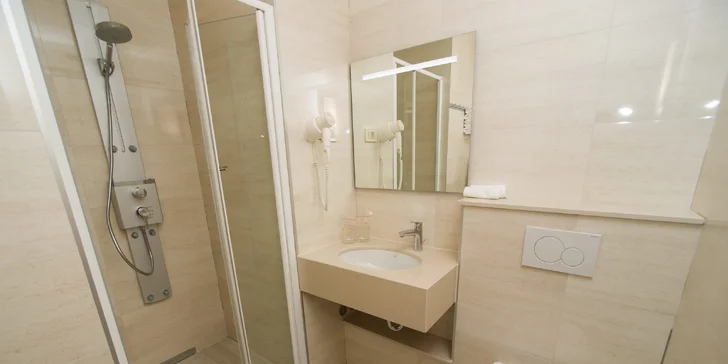 Makarská riviéra: 4* hotel se snídaní, polopenzí či plnou penzí, 3 minuty od pláže