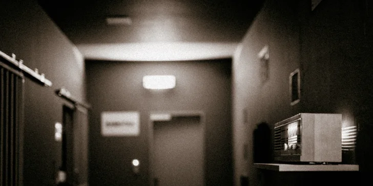 Úniková hra na motivy stanfordského vězeňského experimentu pro 3–5 hráčů