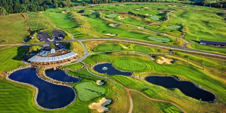 Pobyt v luxusním Panorama Golf Resortu v Posázaví se snídaní i neomezeným vstupem do wellness