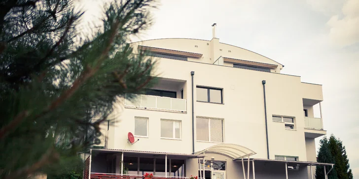 Hodina squashe nebo badmintonu ve sportovním centru Sportmax