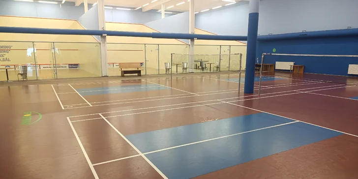 Hodina squashe nebo badmintonu ve sportovním centru Sportmax