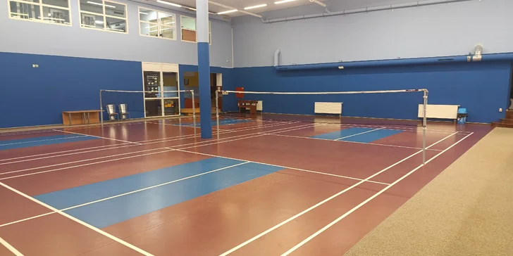 Hodina squashe nebo badmintonu ve sportovním centru Sportmax