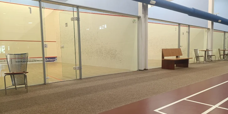 Hodina squashe nebo badmintonu ve sportovním centru Sportmax