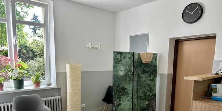 Masáž zad a šíje, indická masáž hlavy i celková masáž