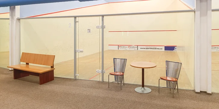 Hodina squashe nebo badmintonu ve sportovním centru Sportmax