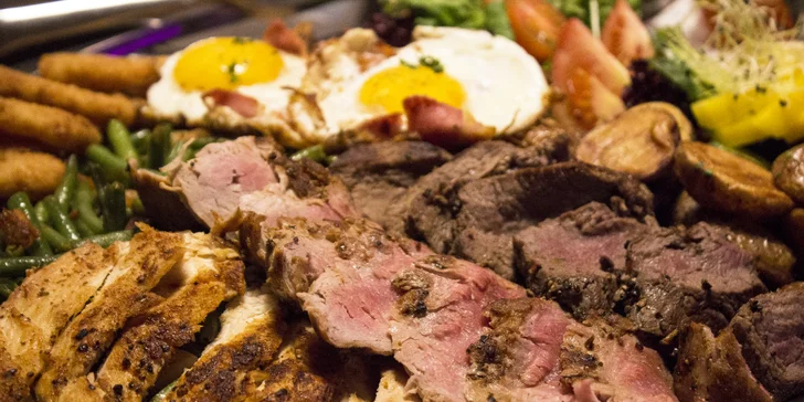 Mix grill: tři druhy masa, fazolky na slanině i cibulové kroužky